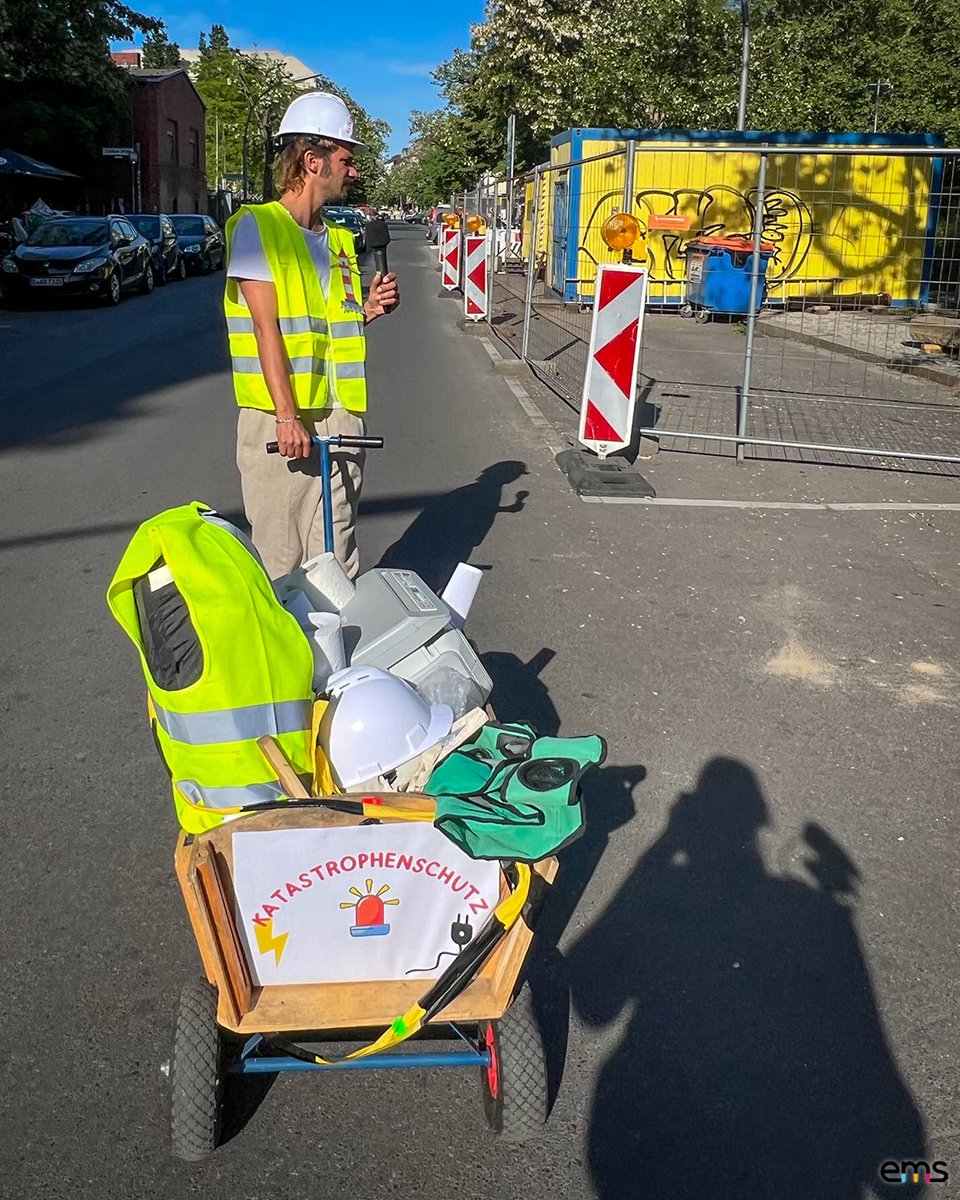 Endspurt im multimedialen Abschlussprojekt! Unsere #ems14-Volos skripten, drehen, schneiden gerade auf Hochtouren. Denn kommende Woche steht die Veröffentlichung ihres letzten gemeinsamen Projekts im
Volontariat an. Das Thema: #Kathastrophenschutz