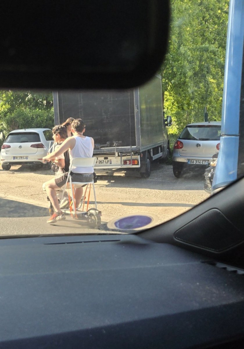 Je viens de tomber sur ça...y'a que chez moi où tu peut voir des débiles pareille...mdrrrr en chaise pliante 🤣🤣🤣