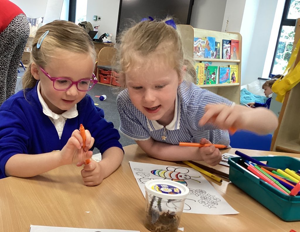 sunnybankschool's tweet photo. ⭐️Reception⭐️ Our tiny caterpillars are growing fast! The children are loving watching them wriggle, eat and change each day 🐛🦋 #LifeCycles #MiniBeasts https://t.co/LNUFUUmld7