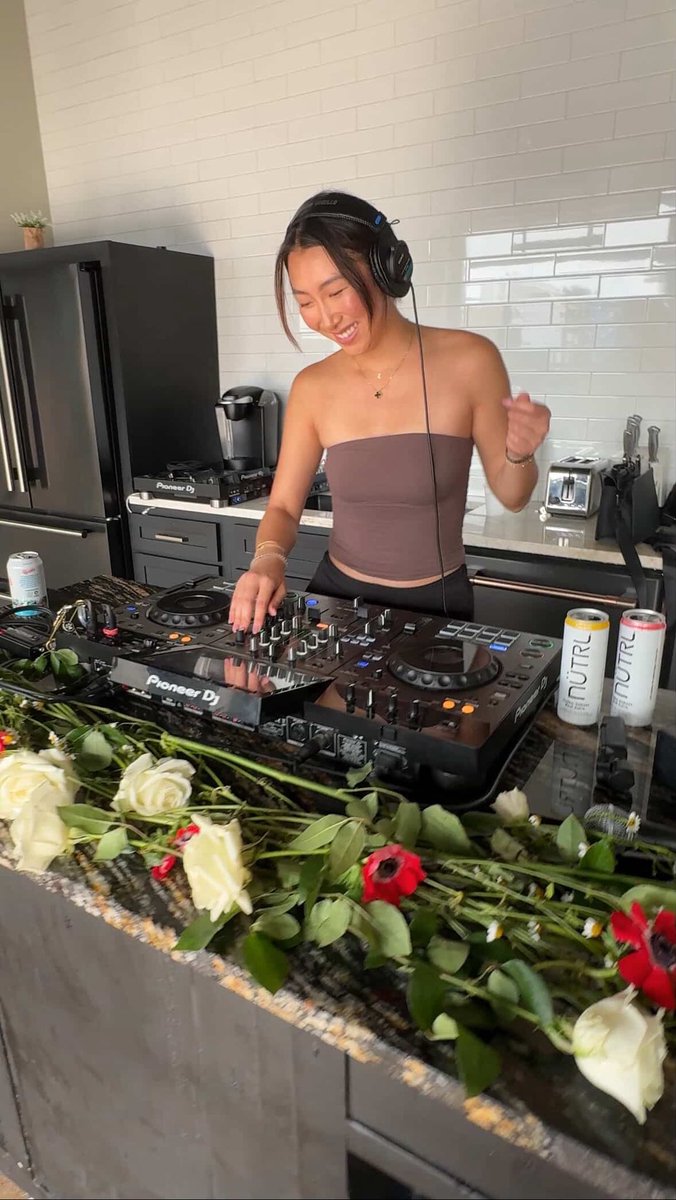 Wow, got to dj at the <a href="/thedisgo/">Disgo</a> event yesterday and now I’m off flying to speak at the <a href="/avax/">Avalanche🔺</a> summit 🤩