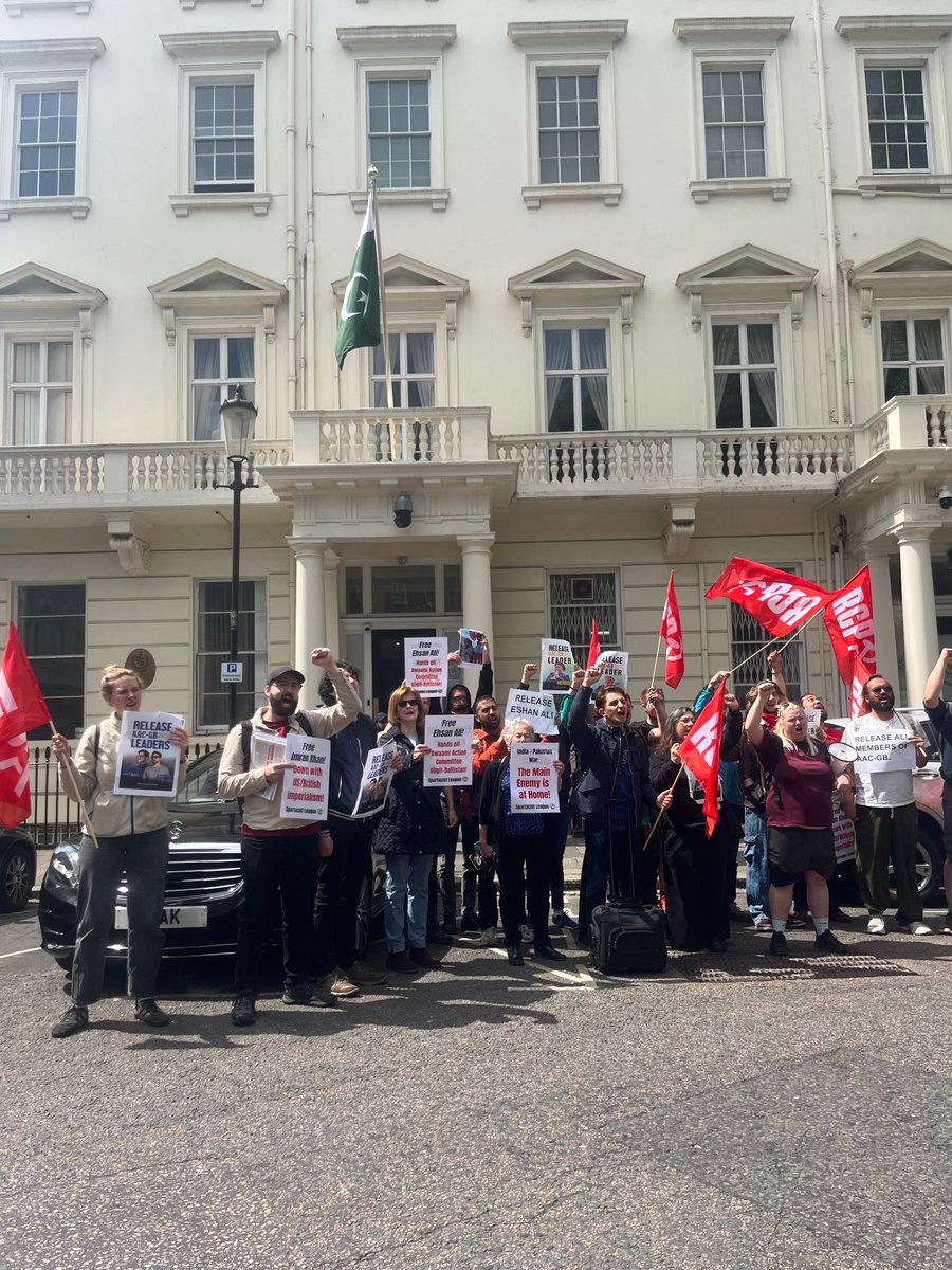 WorkersHammer's tweet image. We joined @revcomintern today to protest in London against repression against left &amp;amp; minorities in Pakistan. Release Ehsan Ali! Hands off AAC-GB! #releaseehsanali #defendehsanali #GilgitBaltistan #pakistan #kashmir 
@rcipakistan