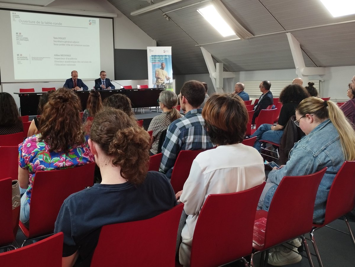 DSDEN44's tweet photo. 356 jeunes en service civique dans un établissement scolaire du 44
Journée départementale, le directeur académique rappelle le double enjeu des tuteurs: accueillir et former
👏70 jeunes volontaires réunis
🎯Préparer l'après service civique
🎯Faire de l'expérience un tremplin https://t.co/e2jeIIwe4W