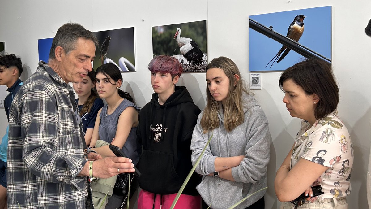 REVER. Proyecto de Transformación Educativa (@reversalinas) on Twitter photo Hoy el alumnado del IES Las Salinas ha tenido la suerte de poder compartir un encuentro con Víctor Manuel Simón Simón, autor de las magníficas fotografías que acoge el espacio expositivo REVER hasta el 30 de mayo.
👏🏻👏🏻👏🏻 <a href="/victormsimon/">Victor Manuel Simón</a> Hoy el alumnado del IES Las Salinas ha tenido la suerte de poder compartir un encuentro con Víctor Manuel Simón Simón, autor de las magníficas fotografías que acoge el espacio expositivo REVER hasta el 30 de mayo.
👏🏻👏🏻👏🏻 <a href="/victormsimon/">Victor Manuel Simón</a>