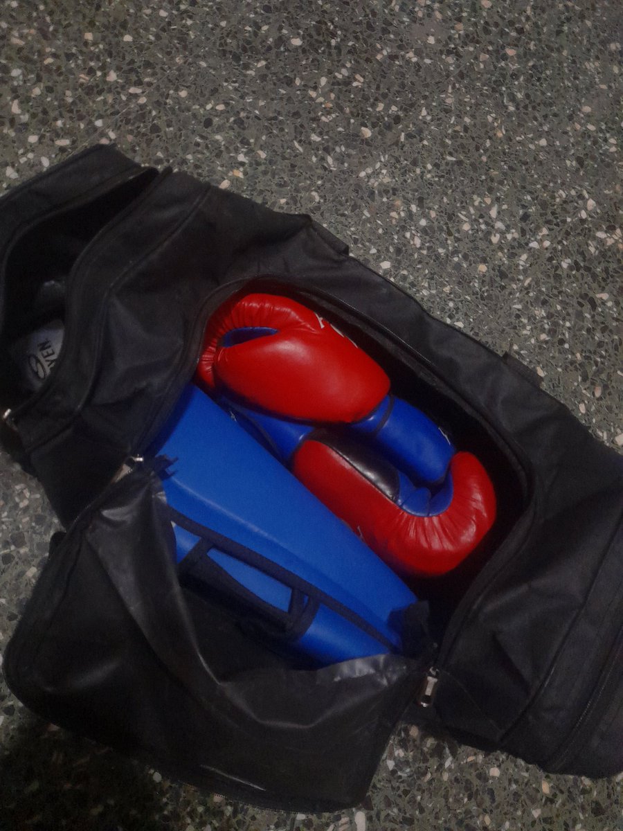 LChiquiar's tweet photo. lo único bueno que me pasa en el día, armar el bolso para ir a kick https://t.co/jkIJdSa7TA