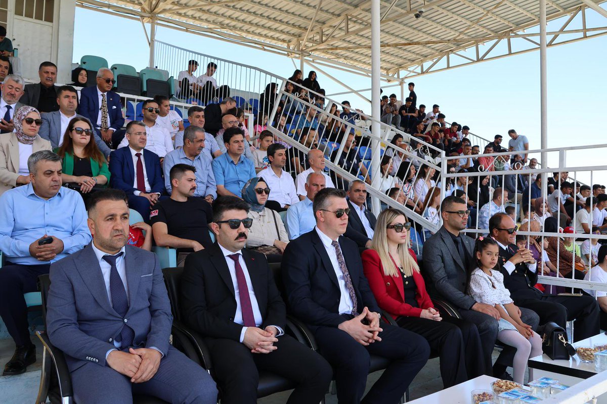 KrtlnKymkmlk's tweet photo. Kaymakamımız Sn. Samet Serin ve eşi Sn. Şefika Serin Hanımefendi,

#19Mayıs Atatürk’ü Anma, Gençlik ve Spor Bayramı münasebetiyle;

📍Kurtalan İlçe Stadı’nda düzenlenen kutlama programına katıldı.

19 Mayıs Atatürk’ü Anma, Gençlik ve Spor Bayramımız kutlu olsun!🇹🇷 https://t.co/CNv7qGz15J