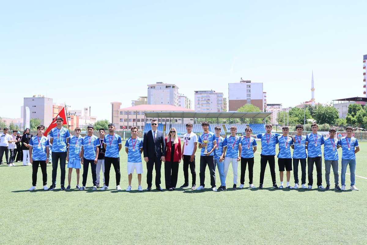 KrtlnKymkmlk's tweet photo. Kaymakamımız Sn. Samet Serin ve eşi Sn. Şefika Serin Hanımefendi,

#19Mayıs Atatürk’ü Anma, Gençlik ve Spor Bayramı münasebetiyle;

📍Kurtalan İlçe Stadı’nda düzenlenen kutlama programına katıldı.

19 Mayıs Atatürk’ü Anma, Gençlik ve Spor Bayramımız kutlu olsun!🇹🇷 https://t.co/CNv7qGz15J