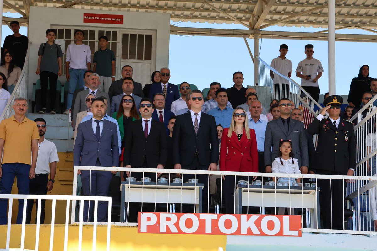 KrtlnKymkmlk's tweet photo. Kaymakamımız Sn. Samet Serin ve eşi Sn. Şefika Serin Hanımefendi,

#19Mayıs Atatürk’ü Anma, Gençlik ve Spor Bayramı münasebetiyle;

📍Kurtalan İlçe Stadı’nda düzenlenen kutlama programına katıldı.

19 Mayıs Atatürk’ü Anma, Gençlik ve Spor Bayramımız kutlu olsun!🇹🇷 https://t.co/CNv7qGz15J