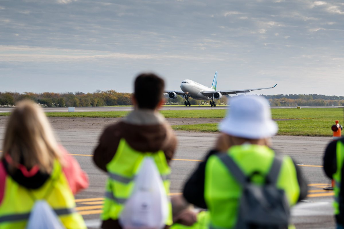 #SPOTTERDAY | ¡Vuelve el evento más esperado, ahora en #Aeroparque! 📷​

🛫 El evento será el 21 de junio por la mañana.

📌 Las inscripciones abren desde las 00 horas del 26/5 hasta las 23.59 horas del 27/5, bajo la modalidad de inscripción previa en spotterday.aeropuertosargentina.com