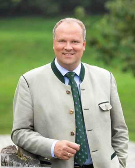 UweFranzen's tweet photo. *

Unser Söder, wie immer mit guten Worten zu kriminellem Spiel, denn nur so ist zu erklären, dass wohl die gesamte Führungsspitze des Münchner Schulamtes von ?Straftätern? besetzt ist:

- der Rechtliche Leiter des Schulamts - Herr Landrat Christoph Göbel
- der Fachliche Leiter - Herr Schulamtsdirektor Dr. Ulrich Barth,

die vorsätzlich und wissentlich, kriminelle Machenschaften im bayrischen Schulsystem decken und Kinder geplant schädigen lassen !

* @apollo_news_de
 @niusde_ @Haintz_MediaLaw