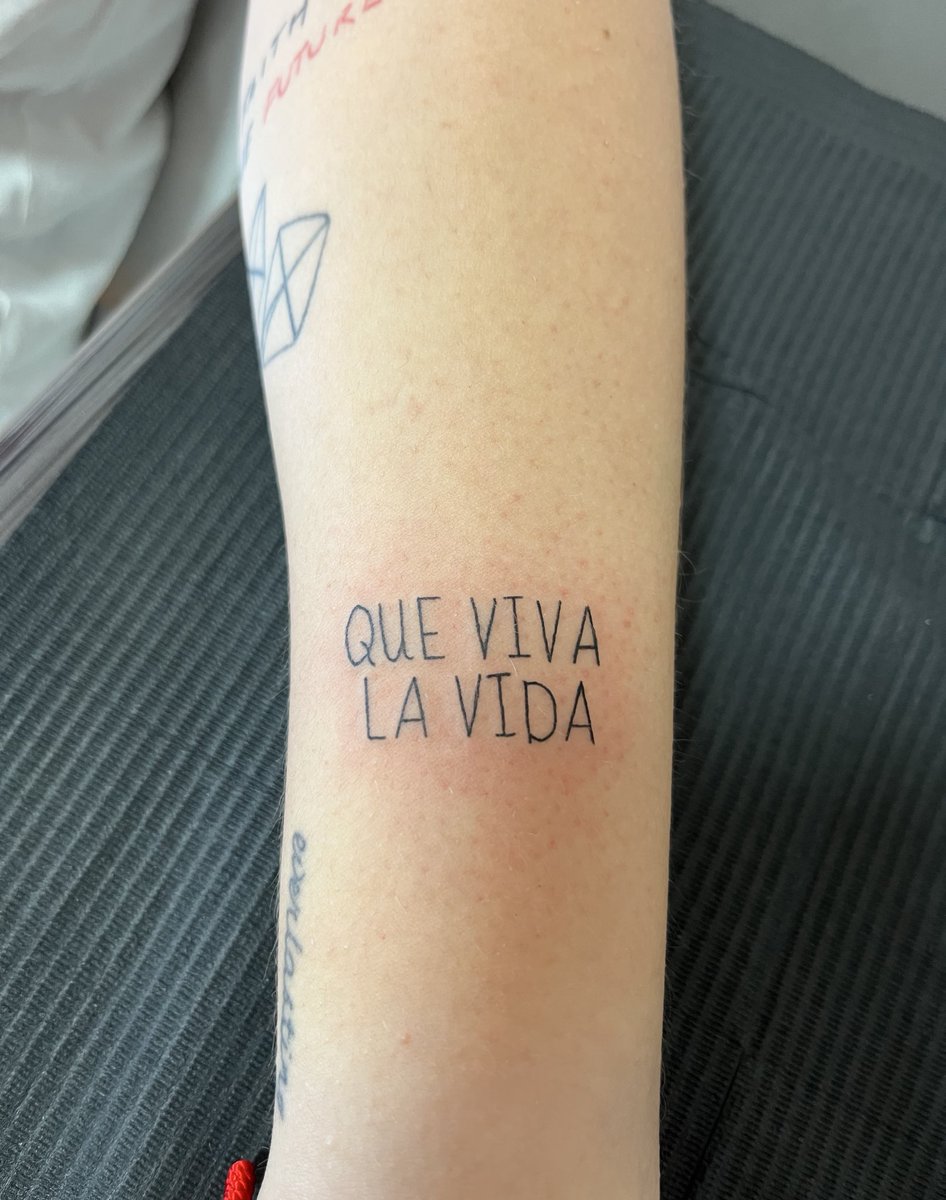 claudiiia (louis version) (@claudiiafreda08) on Twitter photo Hay quien canta el popurrí, y hay quien lo convierte en un lema de vida; yo lo hice tatuaje. Porque cuando algo te toca el corazón, se convierte en eterno. ❤️🩹🎭
<a href="/los_delacantera/">La Comparsa de la Cantera</a> Hay quien canta el popurrí, y hay quien lo convierte en un lema de vida; yo lo hice tatuaje. Porque cuando algo te toca el corazón, se convierte en eterno. ❤️🩹🎭
<a href="/los_delacantera/">La Comparsa de la Cantera</a>