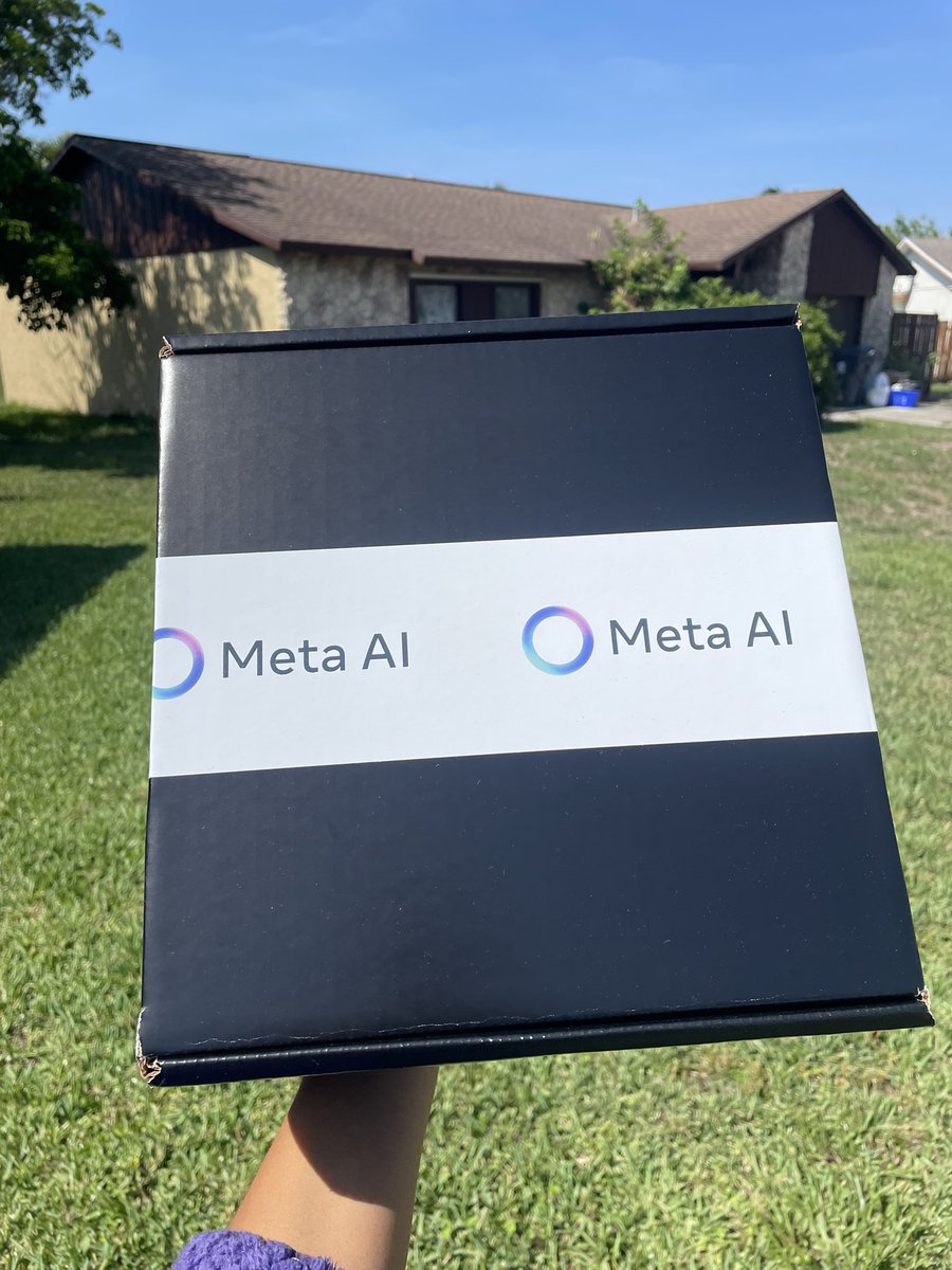 I just received the most amazing gift 🙏🏽 These Ray-Ban Meta glasses are perfect for my summer skating sessions!