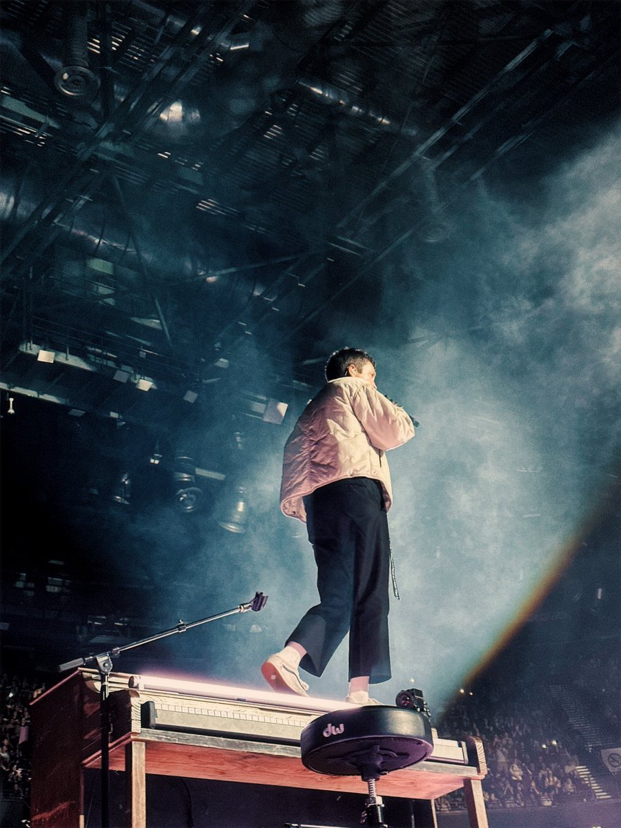 softestbandito's tweet photo. tried to catch tyler with the rainbow but not sure how well they turned out 🌈

#clancymanchester @tylerrjoseph https://t.co/DshGcA4lRX