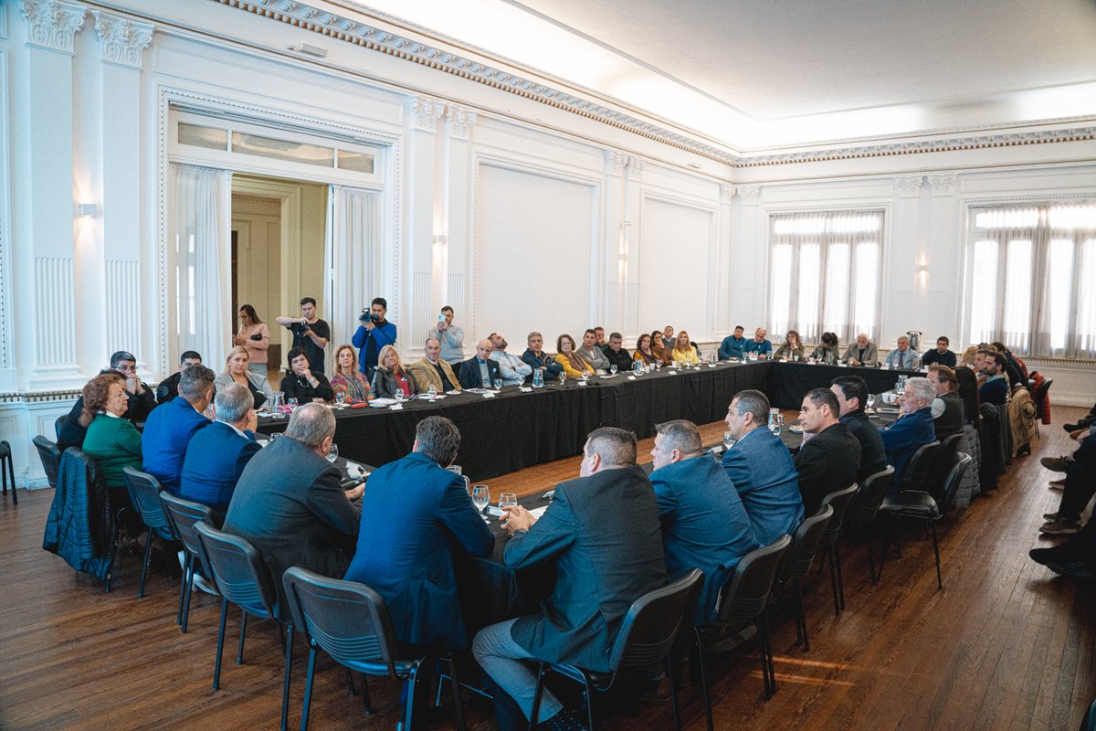 miguelsiciliano's tweet photo. Junto a @guillederivas fuimos parte de la primera reunión de la Mesa de Seguridad, un espacio concebido para articular acciones que mejoren la #seguridad en la ciudad.

Participaron todas las fuerzas que forman parte de la estructura provincial de seguridad, representantes de comerciantes, empresarios, industriales y de la Universidad Nacional de Río Cuarto.

Es muy importante reunir a los principales actores vinculados a la temática y generar un espacio para escucharse y proponer ideas. La seguridad es una problemática que tiene múltiples factores, y mientras más espacios se involucren, mejores respuestas podrán brindarse.