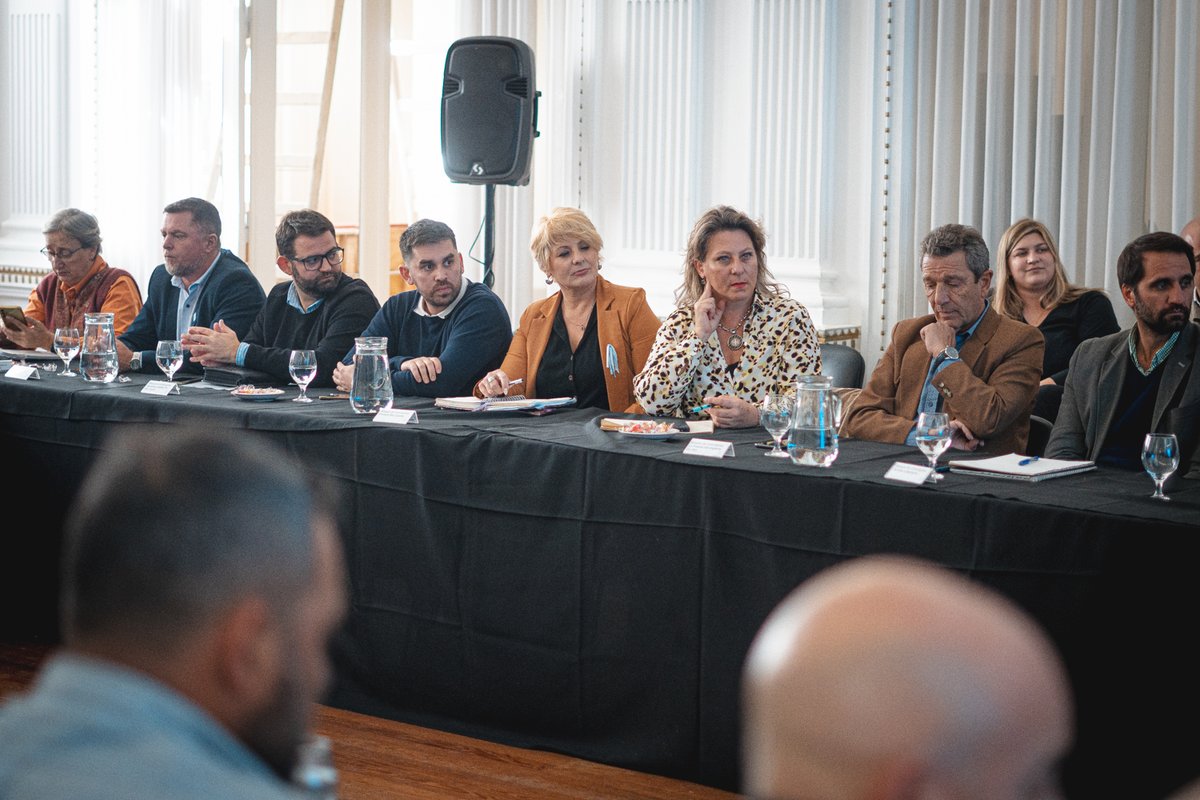 miguelsiciliano's tweet photo. Junto a @guillederivas fuimos parte de la primera reunión de la Mesa de Seguridad, un espacio concebido para articular acciones que mejoren la #seguridad en la ciudad.

Participaron todas las fuerzas que forman parte de la estructura provincial de seguridad, representantes de comerciantes, empresarios, industriales y de la Universidad Nacional de Río Cuarto.

Es muy importante reunir a los principales actores vinculados a la temática y generar un espacio para escucharse y proponer ideas. La seguridad es una problemática que tiene múltiples factores, y mientras más espacios se involucren, mejores respuestas podrán brindarse.