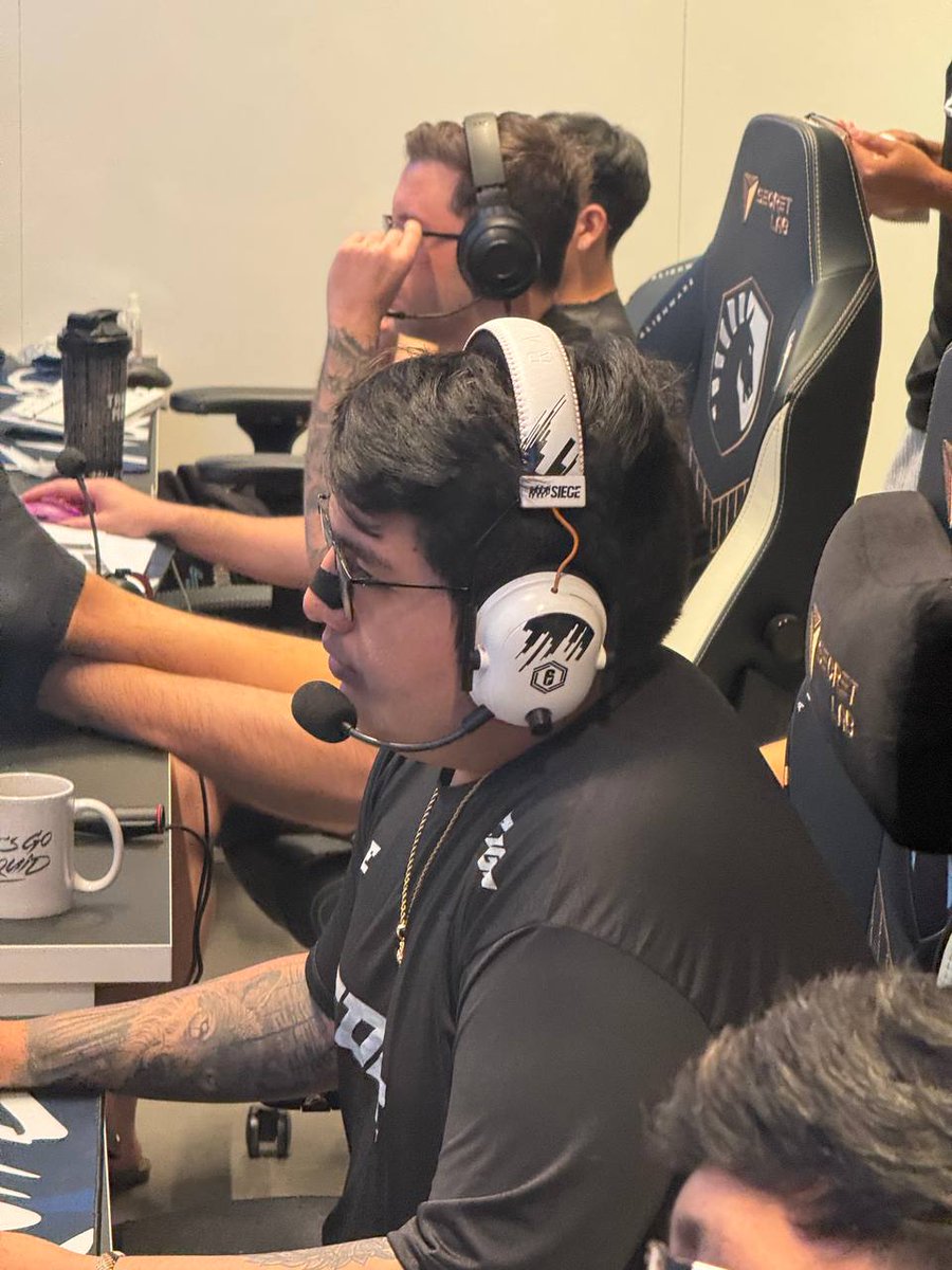 EdgexEsports's tweet photo. Behind the scenes: 📷📷
Directamente, desde 🇳🇱 Utrecht, y la casa de @teamliquiddota, así se ven nuestros chicos durante la #dreamleague de @ESLDota2 ⚔️
¡Concentración y fuerza, que esto recién empieza! 📷📷
#dota2 #PushTheBoundaries #playwithedge #bts https://t.co/v6pLSqQx1P