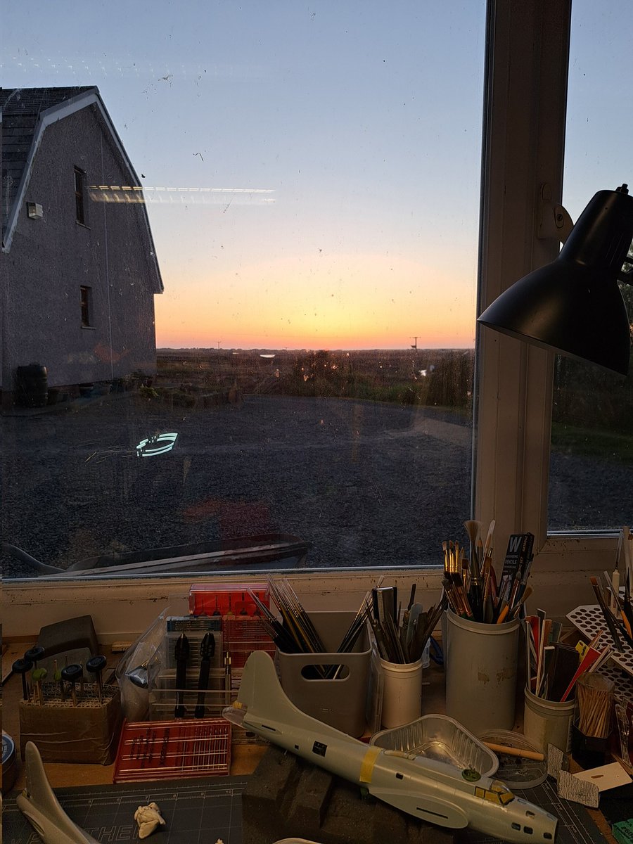 fudge_67's tweet photo. #JFFBooks
#B17 Fortress II/IIA
#Acedemy #Hasegawa 1/72
#CoastalCommand update;
Not much to report, main sanding complete, some windows sanded flush and polished. Masking underway will post when complete. Being distracted by the sunset.π #viewfromthebench post yours. https://t.co/i2zjpG8WdC