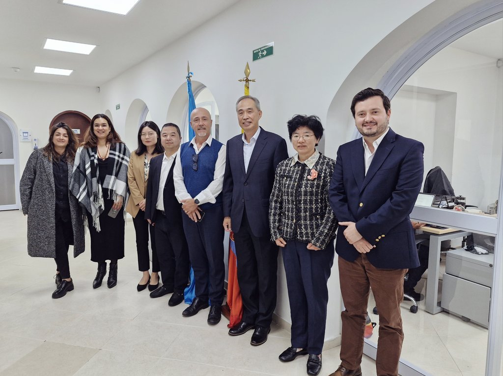 Recibimos en Bogotá a la delegación del Shanghai Award, reconocimiento de la municipalidad de Shanghai y ONU-Habitar para ciudades que se destaquen en: 🏡 vivienda adecuada, 🏙ciudades inteligentes, 🍃 ciudades resilientes al #CambioClimático y 🫱🏻‍🫲🏽 gobernanza efectiva.