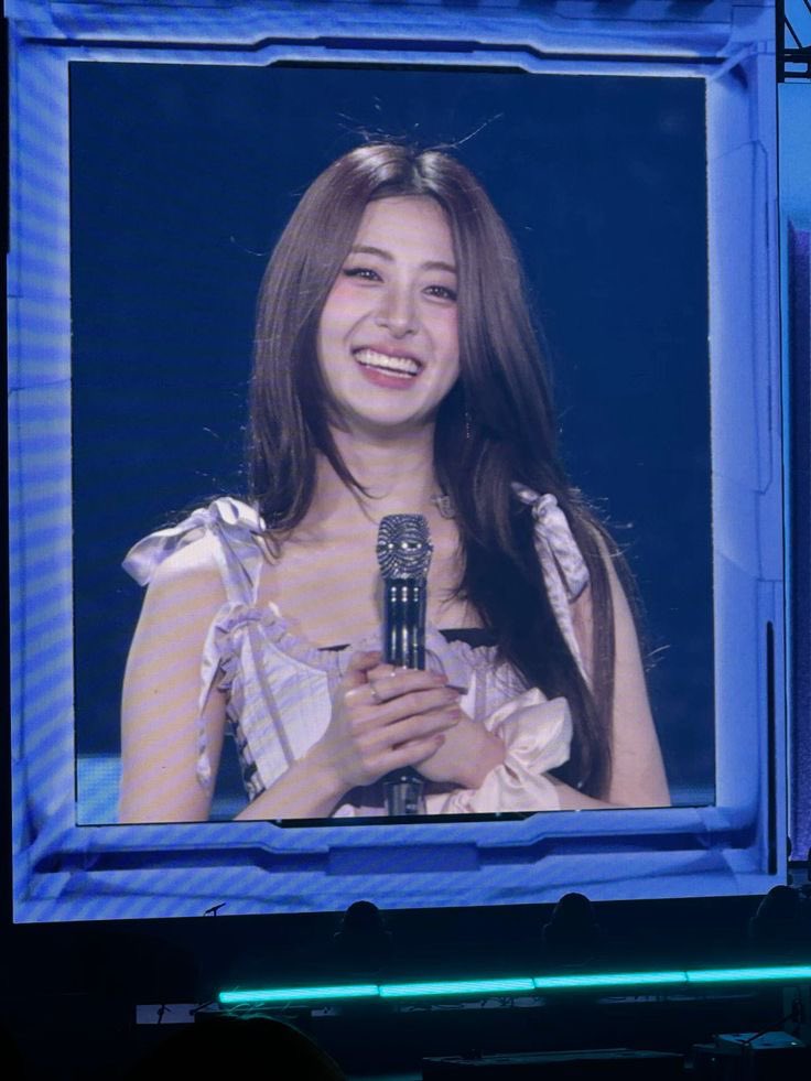 huhyunjinpics's tweet image. her on the big screen