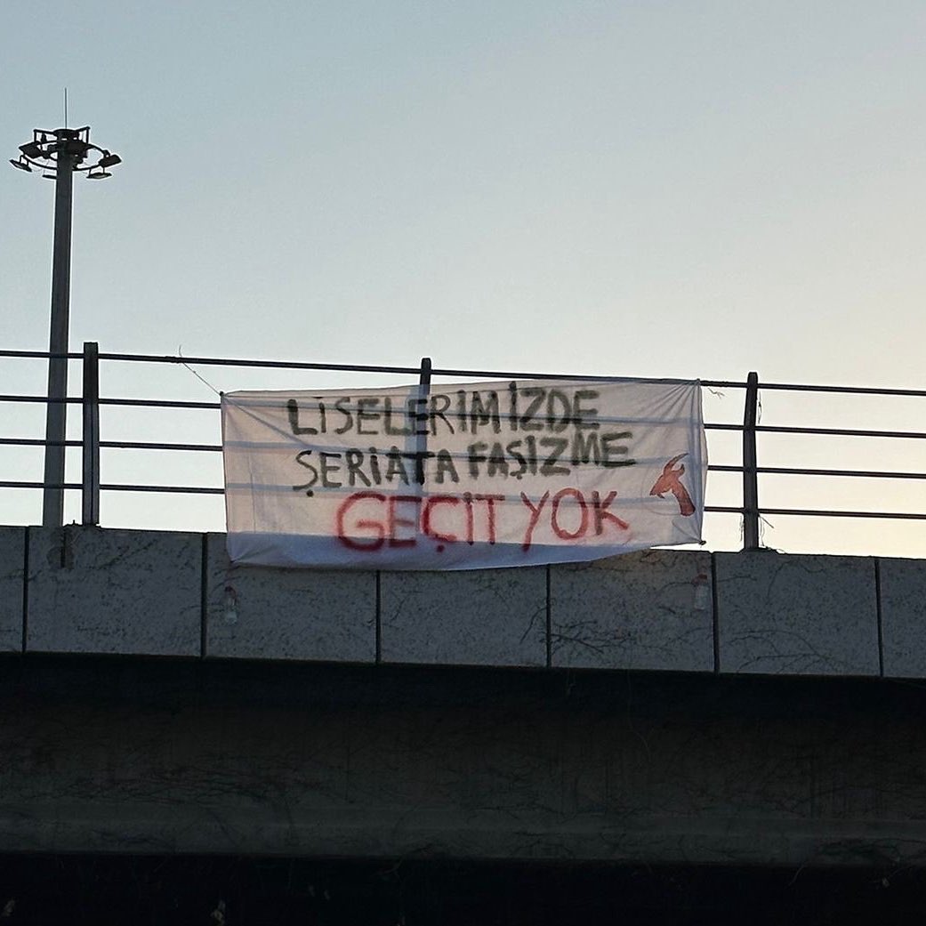 Lise öğrencilerinin, Adana'da bir üst geçite astığı yazı:

"Liselerimizde şeriata, faşizme geçit yok."