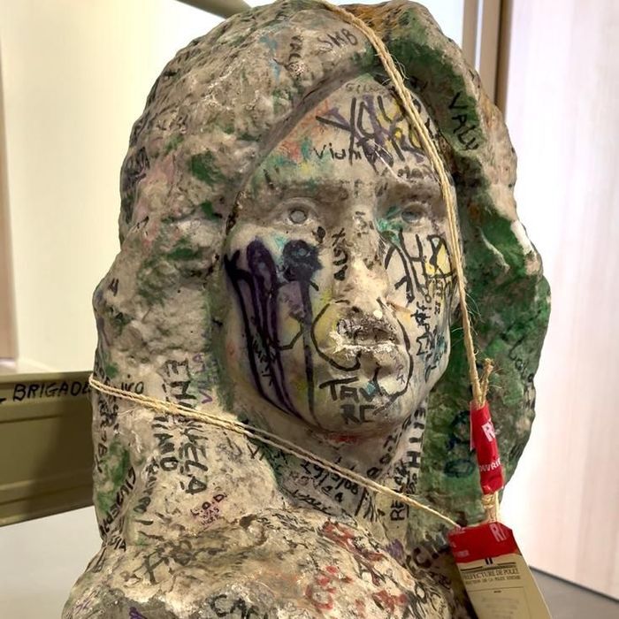 Volé en 1988 au cimetière du Père-Lachaise à #Paris, le buste de Jim Morrison a été retrouvé 37 ans après et par hasard, la police judiciaire de la préfecture de police de Paris a retrouvé la statue de 128 kilos ! 
leparisien.fr/paris-75/paris…

📸 le36_dpj_pp