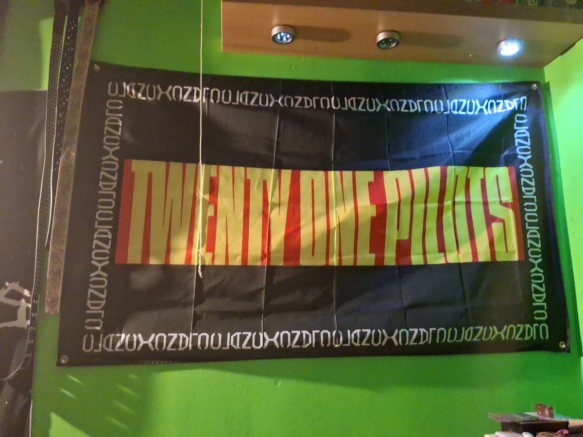 t4felpoot's tweet photo. bought this flag at the TØP concert, what do we think? @twentyonepilots #bfx #blurryface https://t.co/htFcSlBsXm