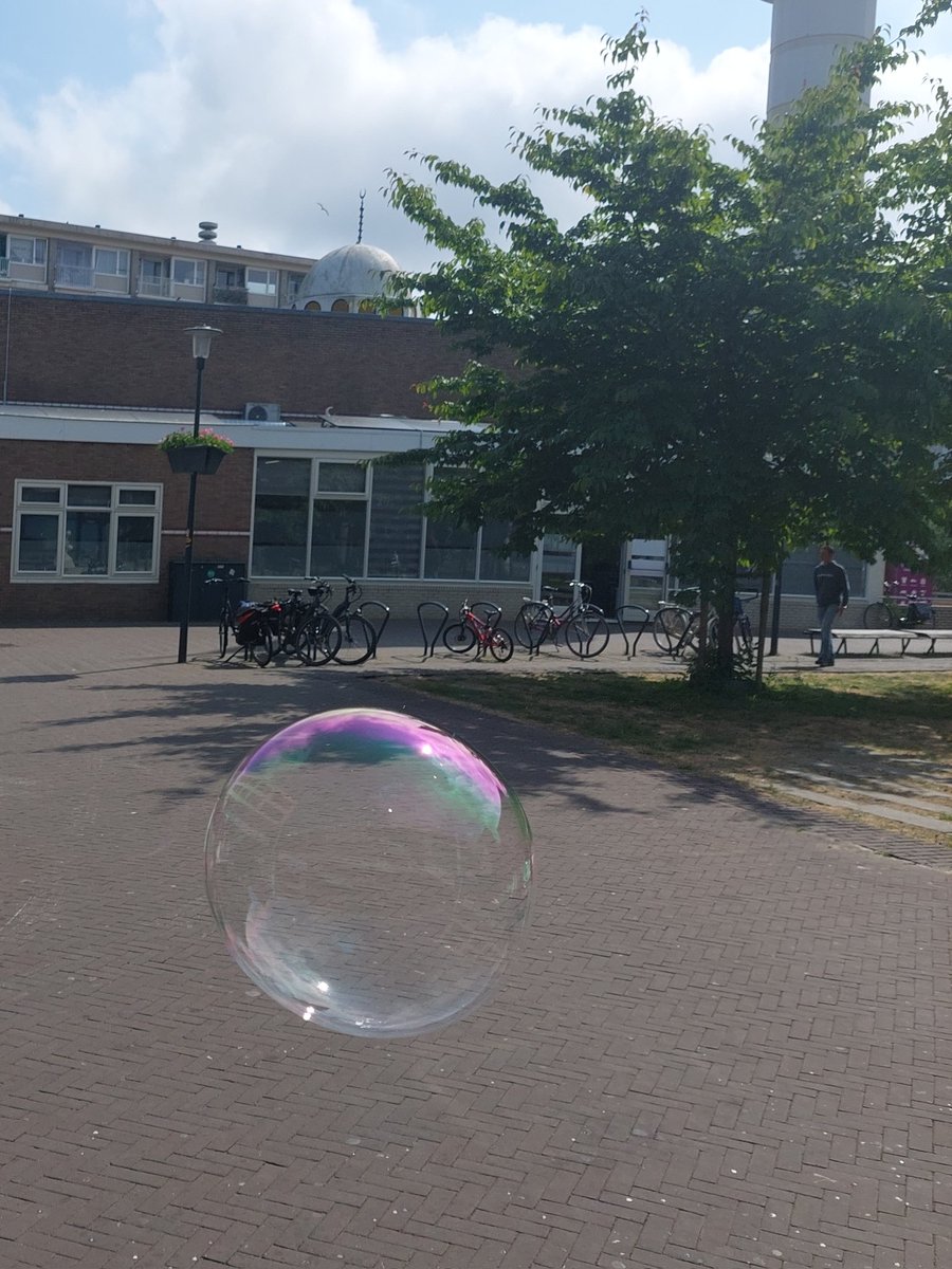 Charmul70's tweet photo. Voor een winkel spelen 2 kinderen met bellenblaas.
Ze schaterlachen als de bellen uiteenspatten.  Schoonheid ontstaat en verdwijnt ze weer. 

Voorbijgangers glimlachen als ze passeren. Ze zien wat ik ook zie: Kinderen die gewoon kinderen kunnen zijn. 

Het vertedert me. https://t.co/jWEWz1mrbA