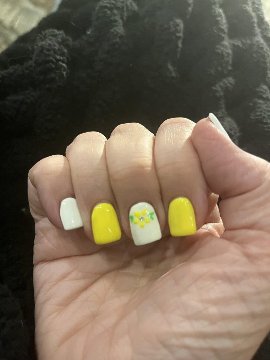 jbharrisbooks's tweet image. Fresh, fun, and flirty 🌼
White &amp;amp; yellow nails with the cutest little daisy—bringing you sunshine with every wave! ✨

#DaisyNails #SpringNails #ManiGoals #NailArtDesign #NailTok #InstaNails #CuteNails #LunchBreakScroll #NailSlay #NailAddict #ViralNails #spring #manifesting #fyp