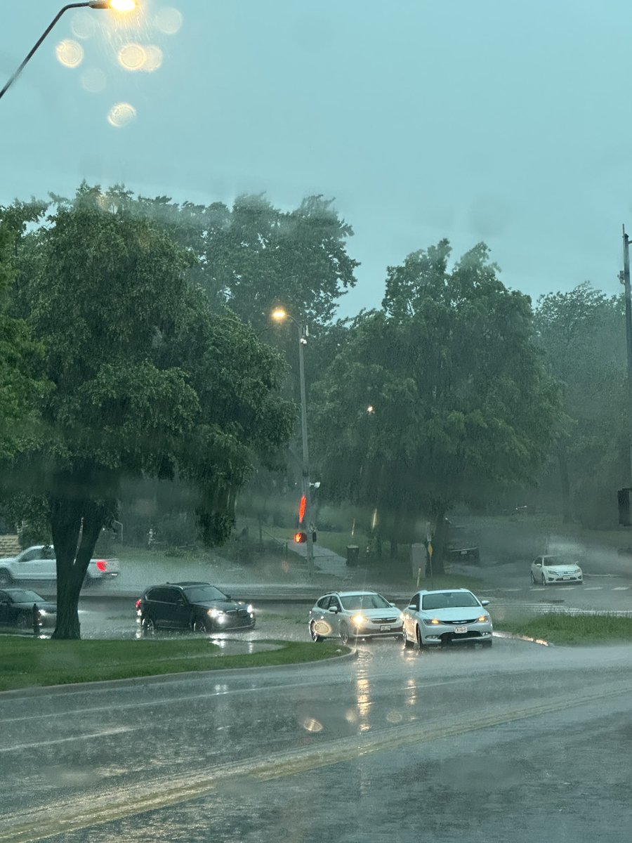 yeeha234's tweet photo. KC METRO SW TRAFFICWAY FLOODED/Debris Stalled cars at Penn &amp; sw trafficway @fox4wx @NWSKansasCity https://t.co/g0HkMKY6HI