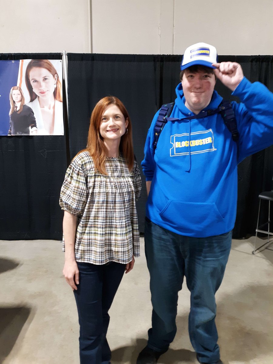Gojilion2's tweet photo. A couple days ago I went to Gem State Comic Con. While there I was able to get a photo with Bonnie Wright aka Ginny Weasley from Harry Potter. :)
#GemStateComicCon2025 #GemStateComicCon #idaho #gscc https://t.co/bOXNUc8LTG