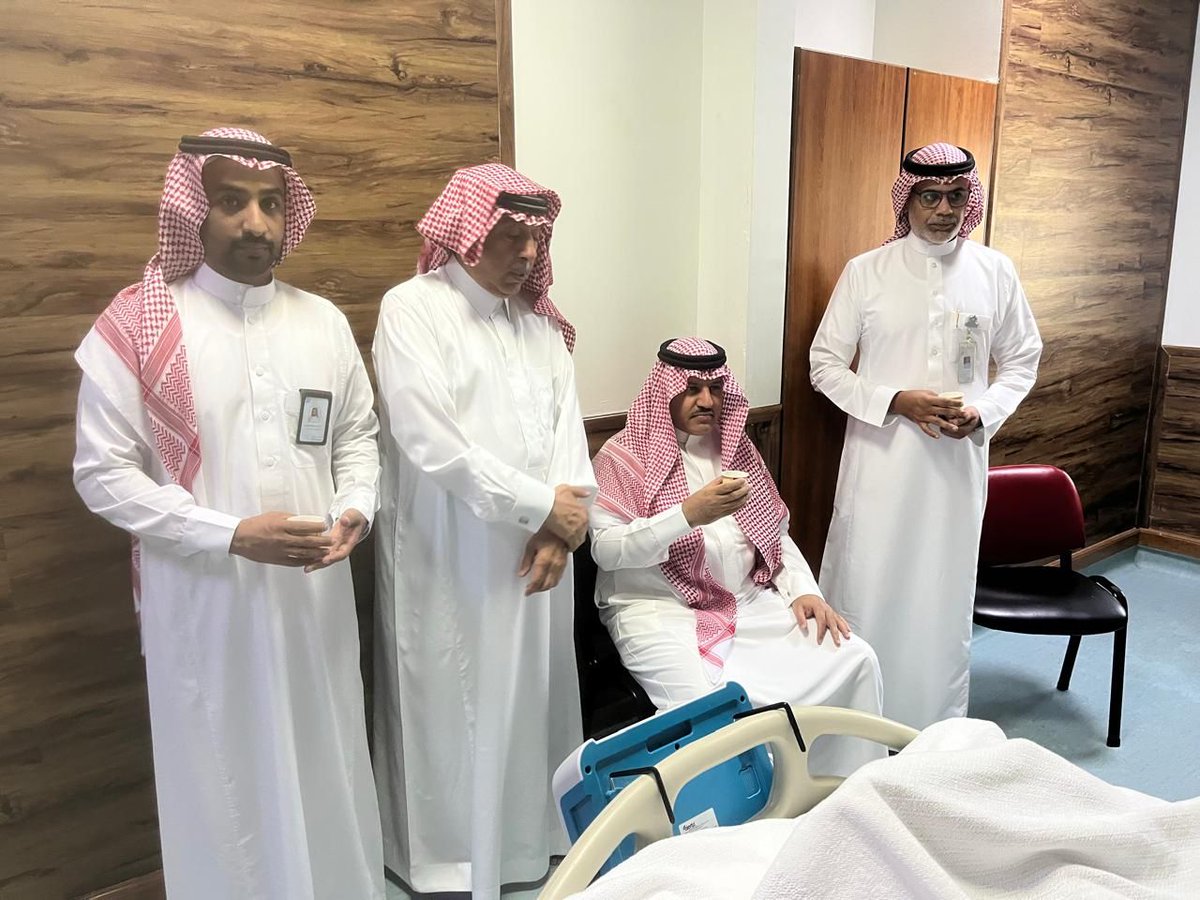 engabosaud's tweet photo. قام سعادة محافظ املج نايف المريخي يرافقه مدير مستشفي املج وبعض المسوؤلين بزيارة العميد(م) محمد محمود الجهني للاطمئنان علي صحته والذي يرقد بالمستشفي منذ ٢٤ يوما واخوة العميد يثمنون هذه الزيارة الغير مستغربه من سعادة المحافظ https://t.co/w051H2ujPp