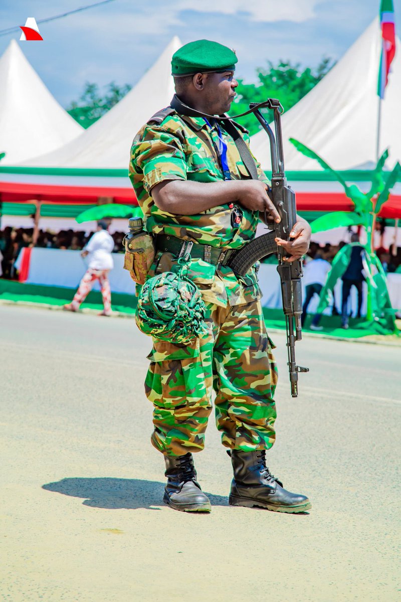 Aba bombi nabasirikare ba leta, Ariko x niki batandukaniyeho?