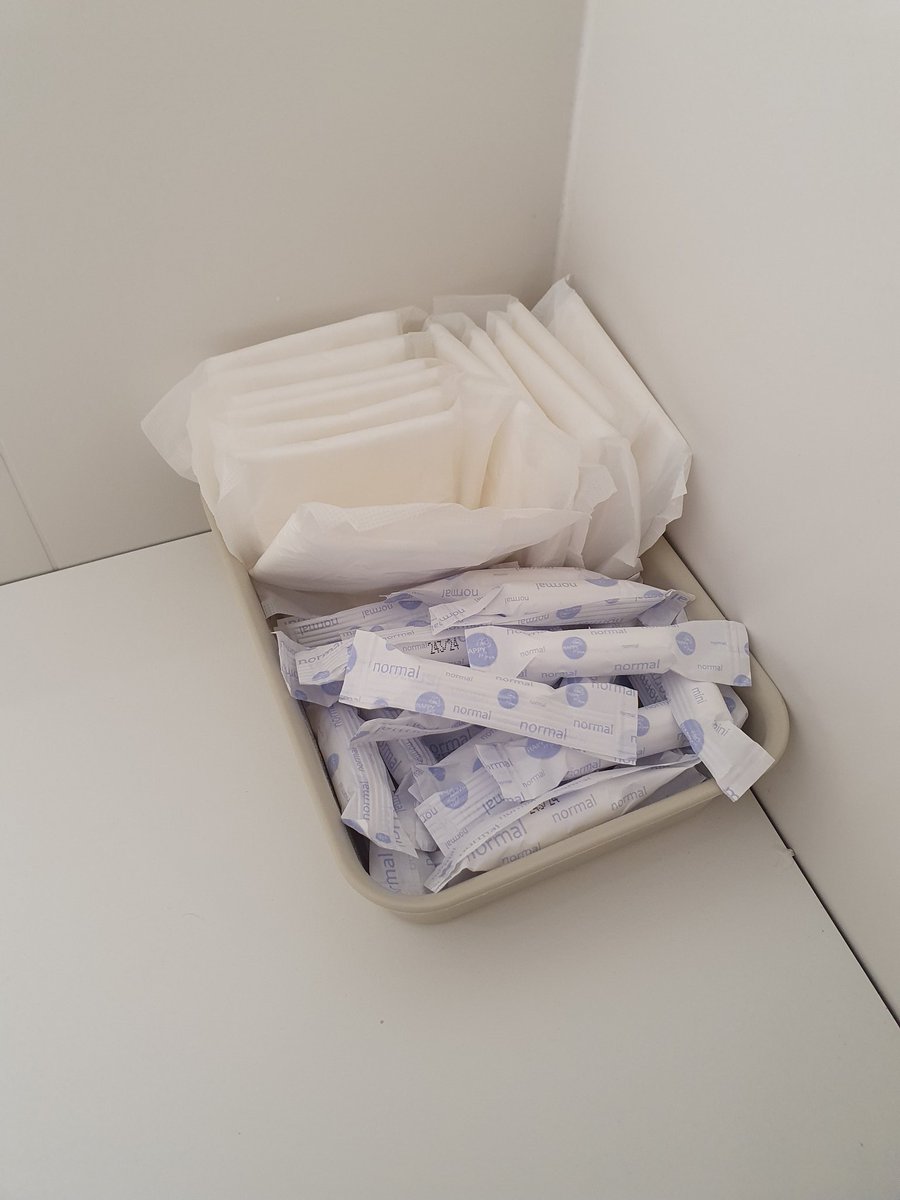 Herrentoilette auf einer Wiener Universität:

Binden und Tampons liegen für Transmänner griffbereit

Oft davon gelesen, nun erstmals live gesehen!

Laut BMI gibt es übrigens statistisch rund 300 Transmänner in ganz #Österreich!