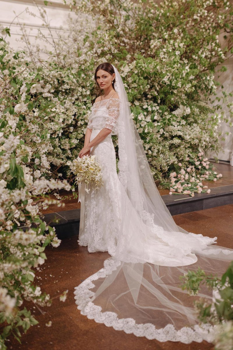 The Making of Phoebe Tonkin's Chanel Couture Wedding Dress

vogue.com.au/fashion/news/p…