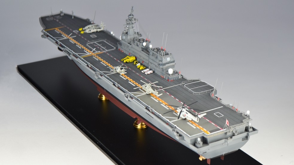 過去作ピットロード製1/700護衛艦いずも。甲板のラインはすべてマスキングにて塗り分けました！