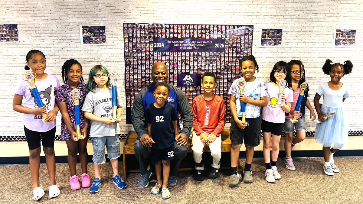 piratenation219's tweet image. Salk Elementary had 13 students participate in the @LakeCoLib Read-a-thon. Students read books for 6 weeks. As a thank u, students attended a breakfast in the library by Salk Librarian Katy McKnight. Pictured with Dr. Dexter Suggs, Superintendent Kudos! #merrillvillereads