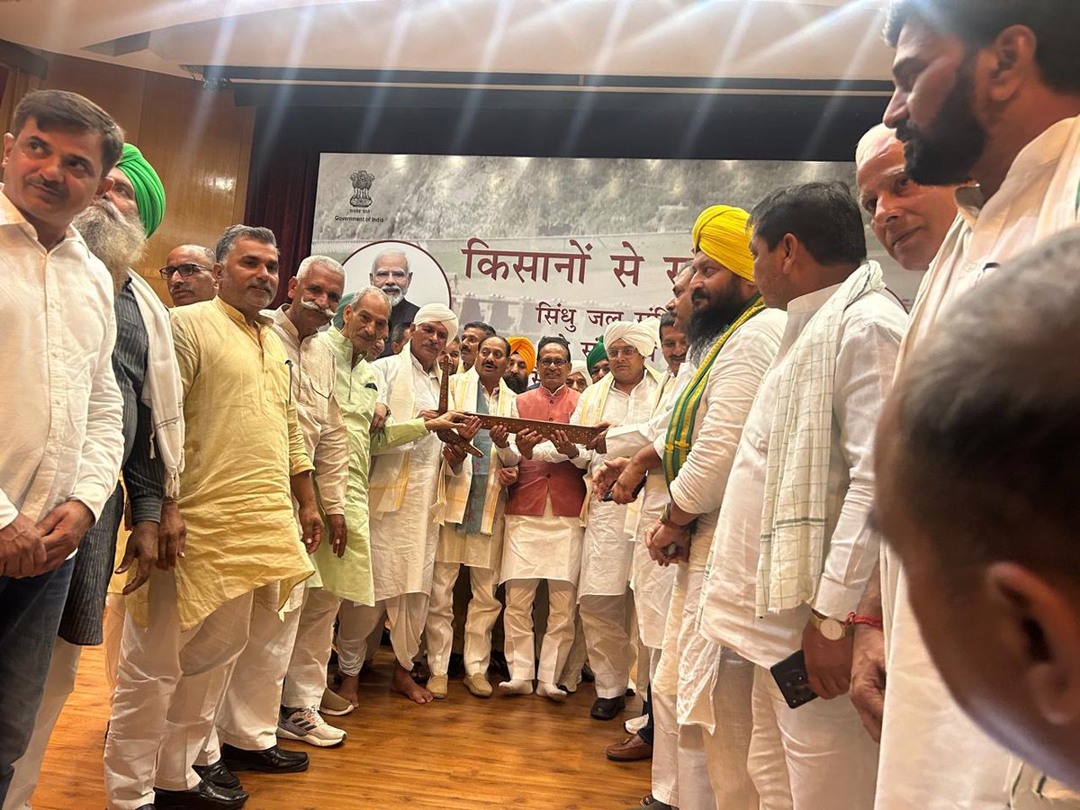 Harinambkua's tweet photo. राष्ट्रीय अध्यक्ष राजेश चौहान जी के नेतृत्व में आज केंद्रीय मंत्री श्री शिवराज सिंह चौहान जी से सिंधु नदी जल समझौता रद्द होने पर किसान संवाद 
#BhartiyaKisanUnionArajnaitik https://t.co/QzK6mpxYwB