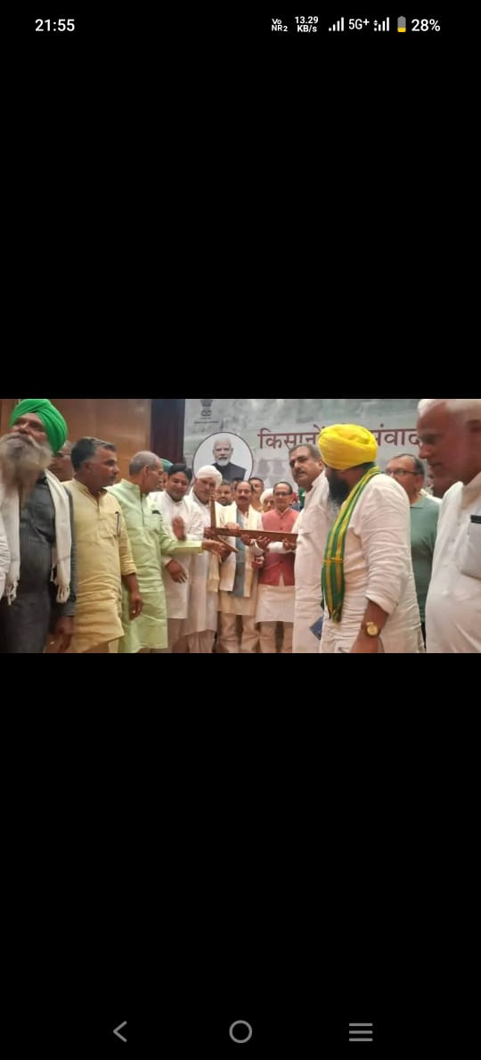 Harinambkua's tweet photo. राष्ट्रीय अध्यक्ष राजेश चौहान जी के नेतृत्व में आज केंद्रीय मंत्री श्री शिवराज सिंह चौहान जी से सिंधु नदी जल समझौता रद्द होने पर किसान संवाद 
#BhartiyaKisanUnionArajnaitik https://t.co/QzK6mpxYwB