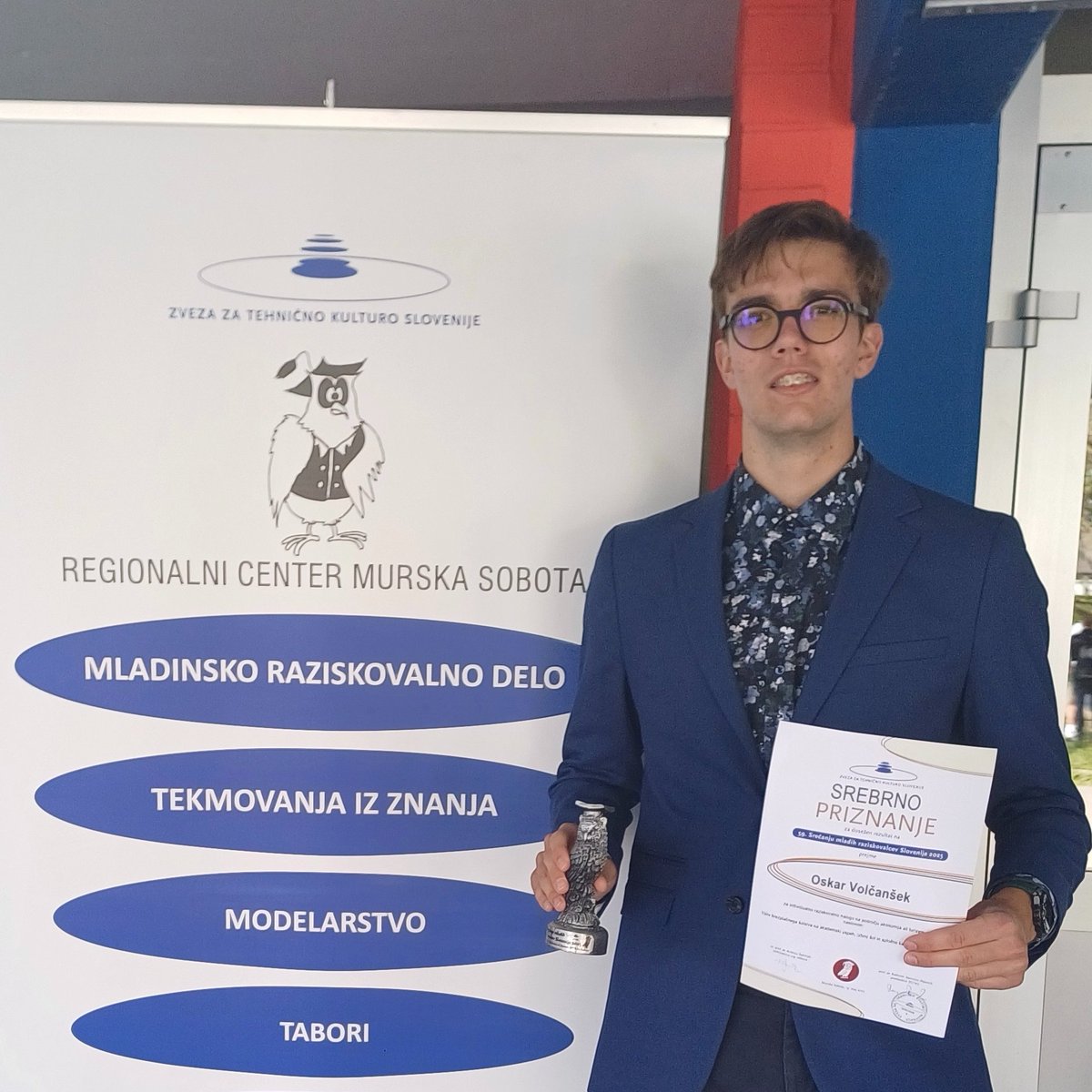 Danes sem osvojil tretje mesto na državnem tekmovanju Mladi raziskovalci s svojo raziskovalno nalogo:

VPLIV BREZPLAČNEGA ŠOLSTVA NA AKADEMSKI USPEH, IZBIRO ŠOL IN SPLOŠNO KAKOVOST IZOBRAŽEVANJA

V raziskovalni nalogi sem raziskoval, kako "brezplačnost" za uporabnika vpliva na