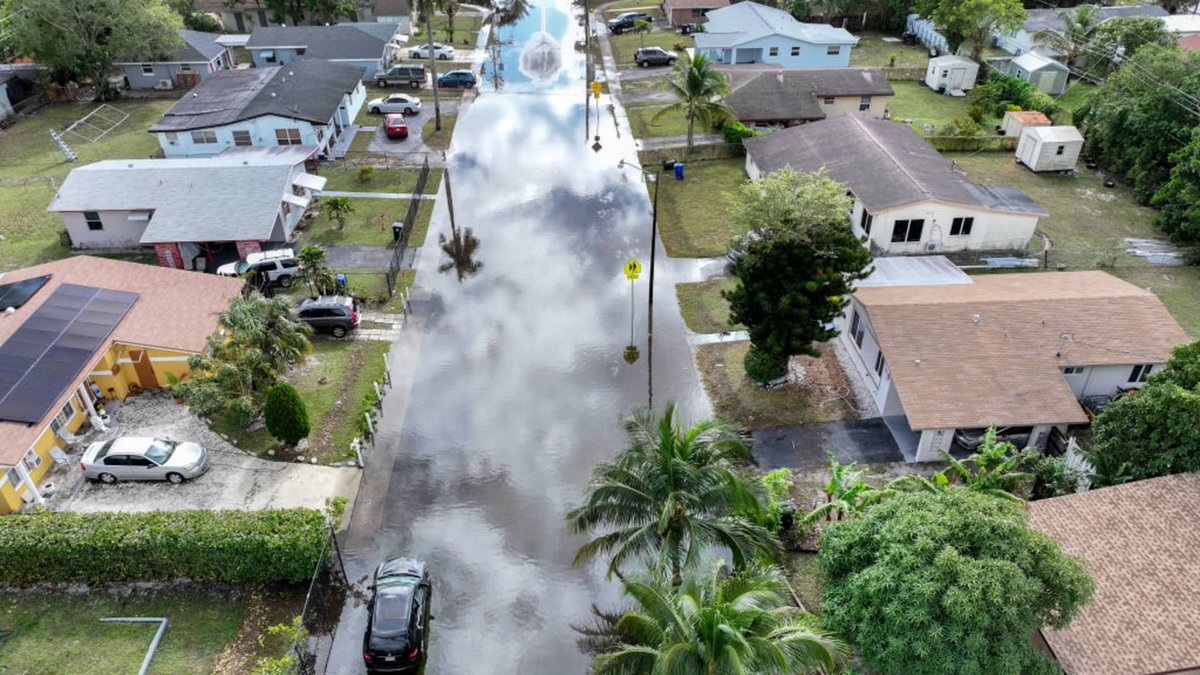 LLChatoff's tweet photo. Need a home mortgage? Here's how climate change could hit your credit score https://t.co/yzgmHJYU6q https://t.co/N9T3fZrk9W