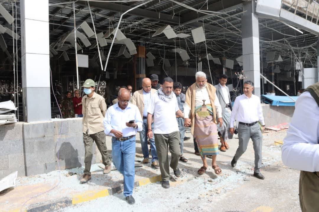 في زمن يتوسد فيه بعض المسؤولين الوسائد الوثيرة يسير اللواء قحيم وفي يده العمل والأمل وعلى كتفه هم الوطن. 
تراه اليوم في رصيف الميناء وغداً في المطار لا المكاتب تعرفه ولا البرتوكولات تقيده.
هذا ليس وزيراً… بل مجاهداً تمشي فيه المسيرة القرآنية على قدمين.
#التغيير_والبناء