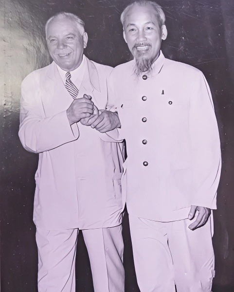 «В первый же день Ворошилов нанёс визит президенту Хо Ши Мину. В бывшем дворце французского генерал-губернатора собрались государственные, общественные, религиозные деятели.

— Спасибо вам за тёплую встречу, за радушие, — говорил Климент Ефремович, отвечая на приветствия.⬇️⬇️⬇️