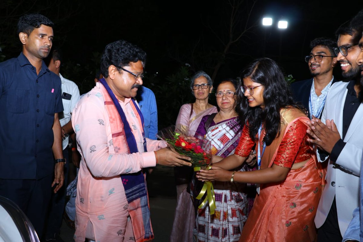 ଆଜି ଭୀମ ଭୋଇ ମେଡିକାଲ କଲେଜ ଓ ହସ୍ପିଟାଲ ବଲାଙ୍ଗୀରର ଛାତ୍ର ସଂଘ ତରଫରୁ ଆୟୋଜିତ ୭ମ ବାର୍ଷିକ ଉତ୍ସବ HELIX-2025 ସମାରୋହରେ ଯୋଗଦେଲି। ବାର୍ଷିକ ଉତ୍ସବ ଅବସରରେ କଲେଜର ଅଧ୍ୟାପକ, ଛାତ୍ରଛାତ୍ରୀଙ୍କୁ ଶୁଭେଚ୍ଛା ଜଣାଉଛି।

ଚଳିତ ଶିକ୍ଷା ବର୍ଷ ଠାରୁ ବଲାଙ୍ଗୀର ଭୀମ ଭୋଇ ମେଡିକାଲ କଲେଜରେ ପିଜି ପାଠ୍ୟକ୍ରମ ଆରମ୍ଭ ହେବ। କେନ୍ଦ୍ରରେ