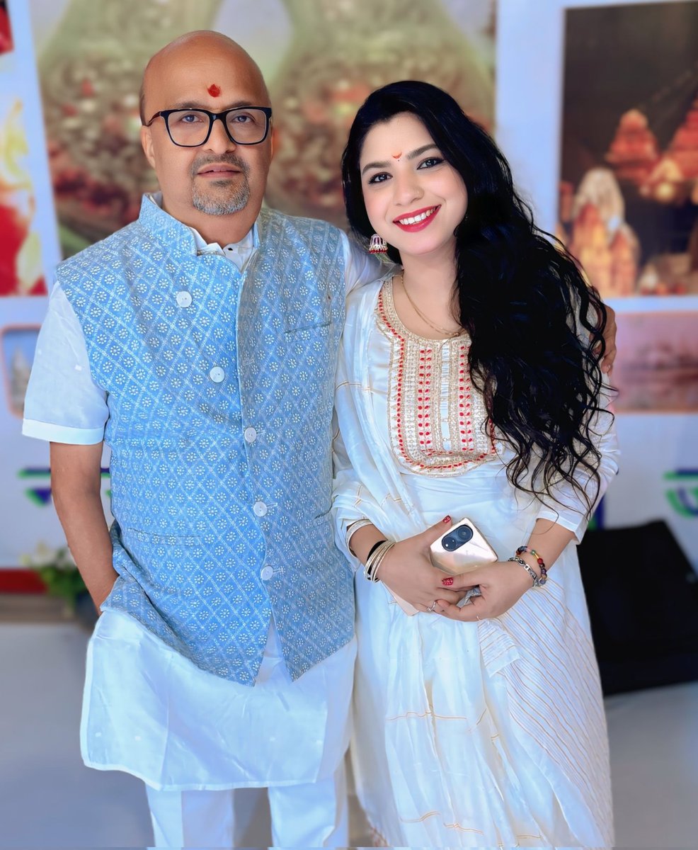 nikitarofficial's tweet photo. Working with you has always been a God send blessing for me 💐🙏🥰
 Thnk you very much for ur kind words and love 🙏
 Keep blessings on me  like this always 😊
Sir The Legendary @sameeranjaanofficial 🙏 https://t.co/jvnIKICK5F