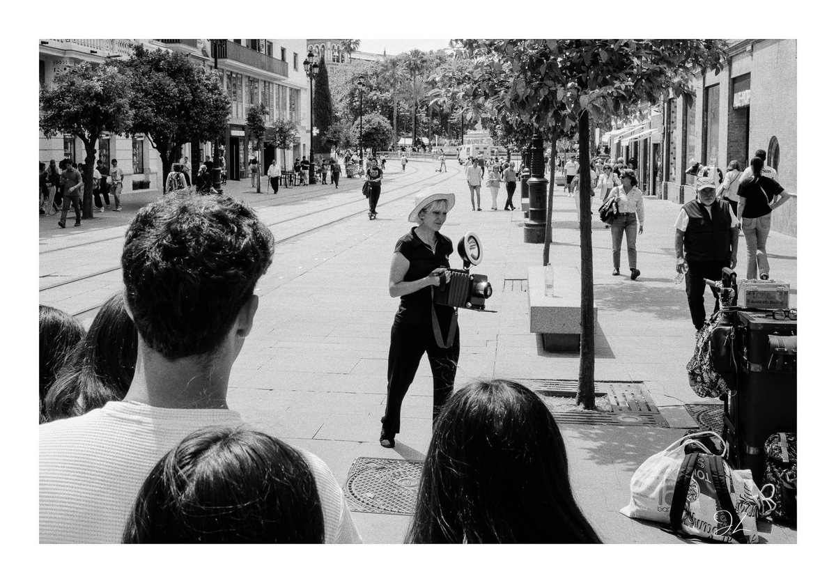 jean_zaf's tweet photo. La rue, c’était son terrain. Moi, j’étais armé aussi. Mais ce jour-là, j’ai préféré me cacher… 🤫📸
#Seville #StreetPhotography #LaPhotographe #FaceAFace #InstantDeRue #LeicaLook https://t.co/MIS0METD6S