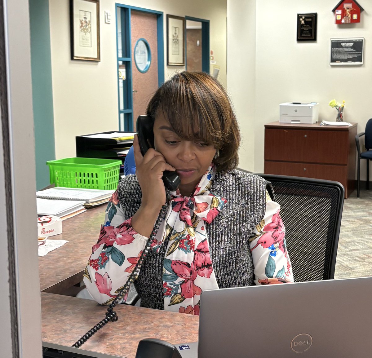 MandaHowar's tweet image. Our servant leader covering the front desk. It takes the whole team! @DayTyme5 @TES_Spring