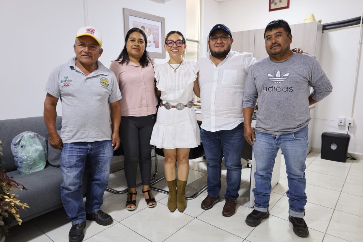 ¡Arrancamos la semana con toda la energía! 🙌

Hoy tuve una reunión muy productiva con el presidente municipal de San Pablo Coatlán, Abraham López Martínez, acompañado de su equipo: la regidora de educación Virginia Martínez López, el regidor Ismael López Martínez y el síndico