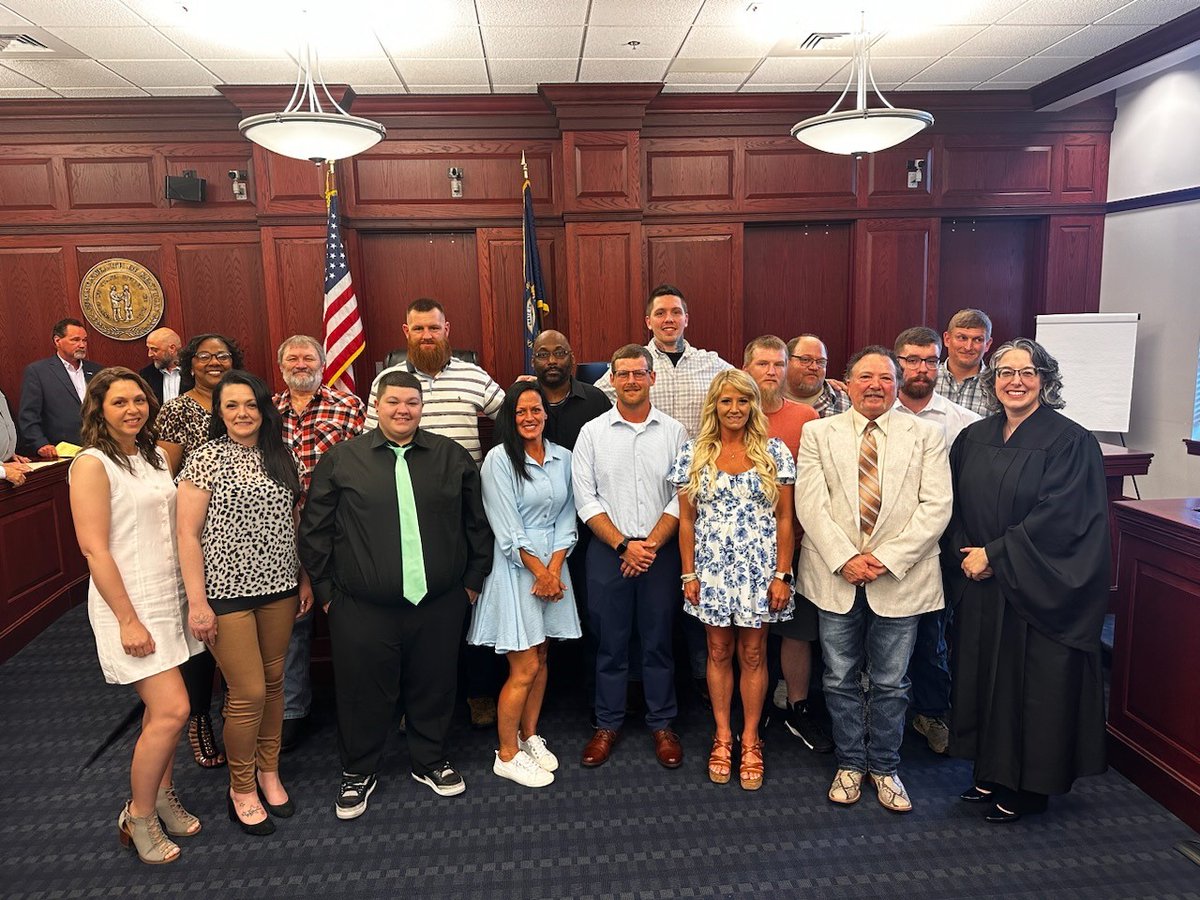 🎓 Specialty Courts in Russell and Wayne counties celebrate graduates achieving new beginnings! Learn more about Kentucky's treatment courts at kcoj.info/SpecialtyCourts #RecoveryCommunity #WeAllRise #TreatmentCourtMonth