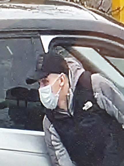 We are releasing an image of a man we would like to speak to in connection with the theft of two Range Rovers from a car park in Cannock.

We were called at 5pm on Thursday 6 March to the Orbital Retail Park following reports of theft. 

Read more: orlo.uk/Ld7TY