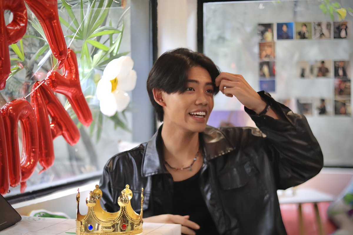 SAYWEGOTCHA_TH's tweet photo. (18.05.2568)
Gimmie give love to GOT 
Got's 18th birthday party 
#18thGOTbirthday
#gotchinat https://t.co/DVd4bCaGE8