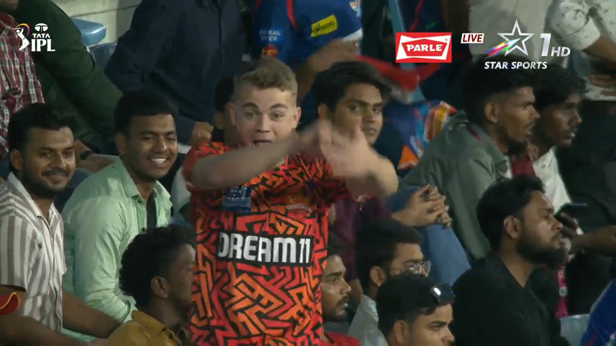 mufaddal_vohra's tweet photo. SRH fan imitating Digvesh Rathi's celebration. https://t.co/vMBOXEJ49n